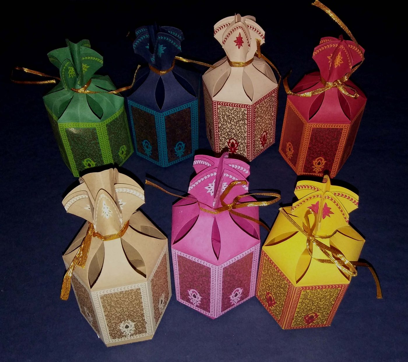 Lantern-shaped favour boxes